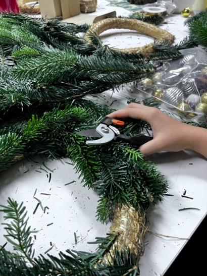 Adventskranzbasteln der Ministranten