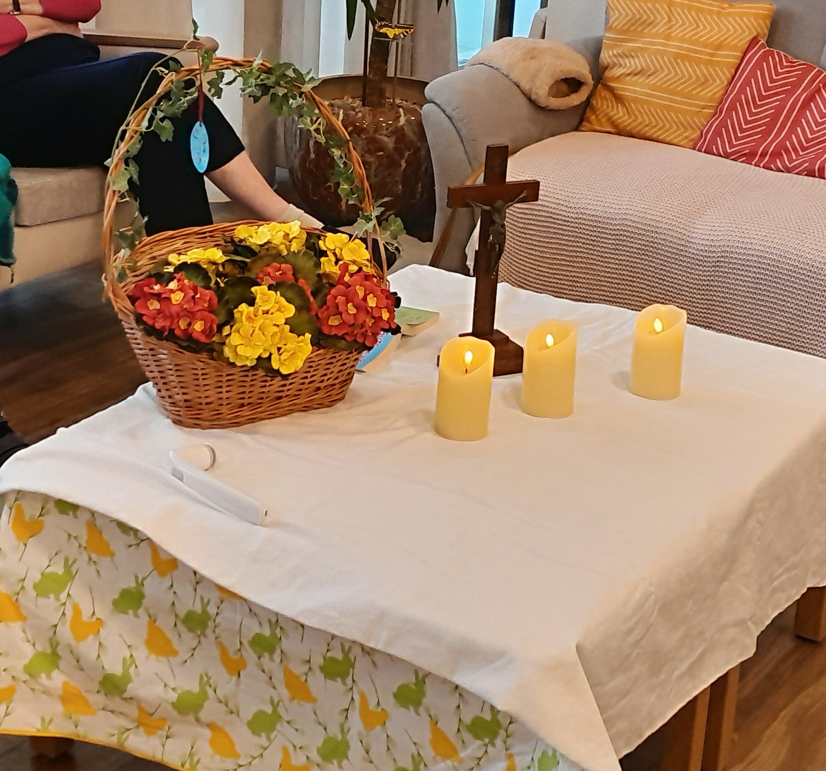 Demenz-Andacht in Haus Schwabachauen in Buckenhof, Tisch mit Kreuz, Kerzen und Blumen