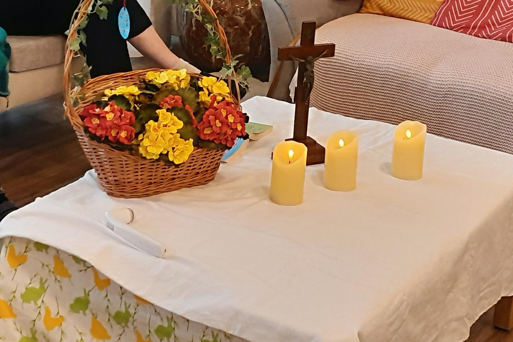Demenz-Andacht in Haus Schwabachauen in Buckenhof, Tisch mit Kreuz, Kerzen und Blumen