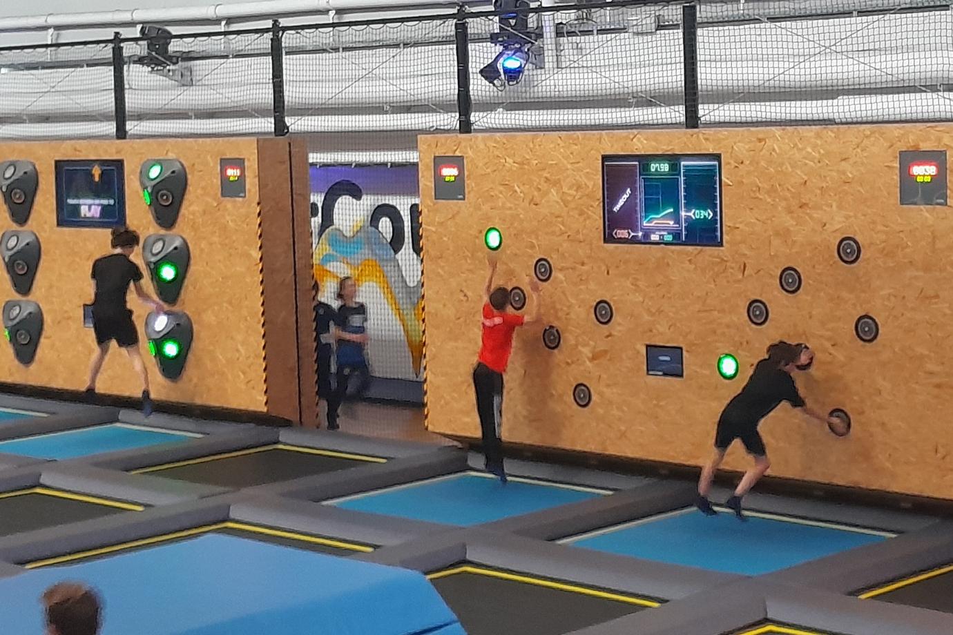 Ministranten in der Trampolinhalle