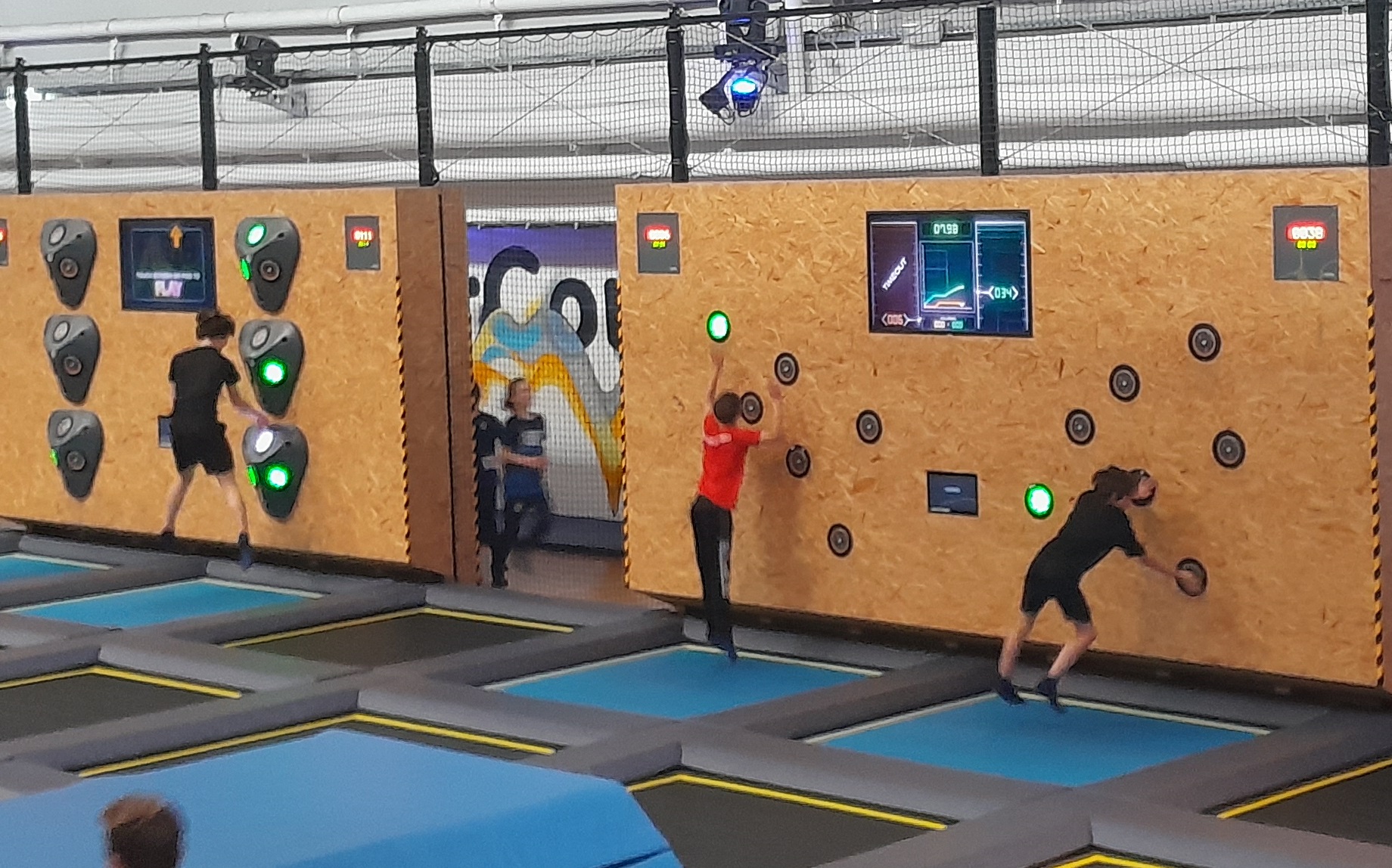 Ministranten in der Trampolinhalle