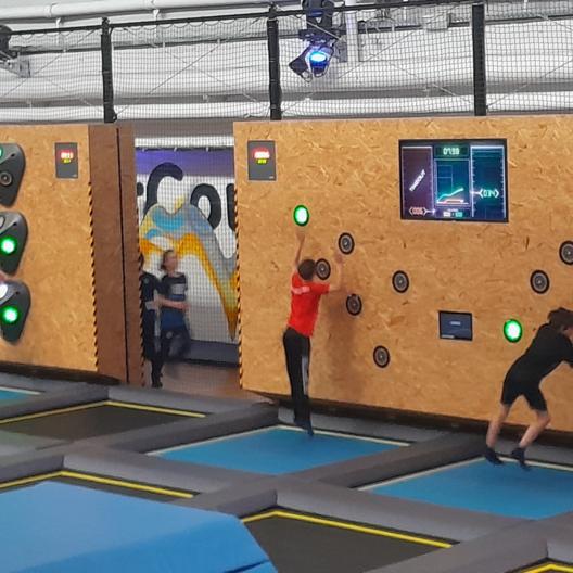 Ministranten in der Trampolinhalle