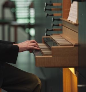 Orgel mit Händen
