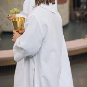 Kommunionkind mit Kelch