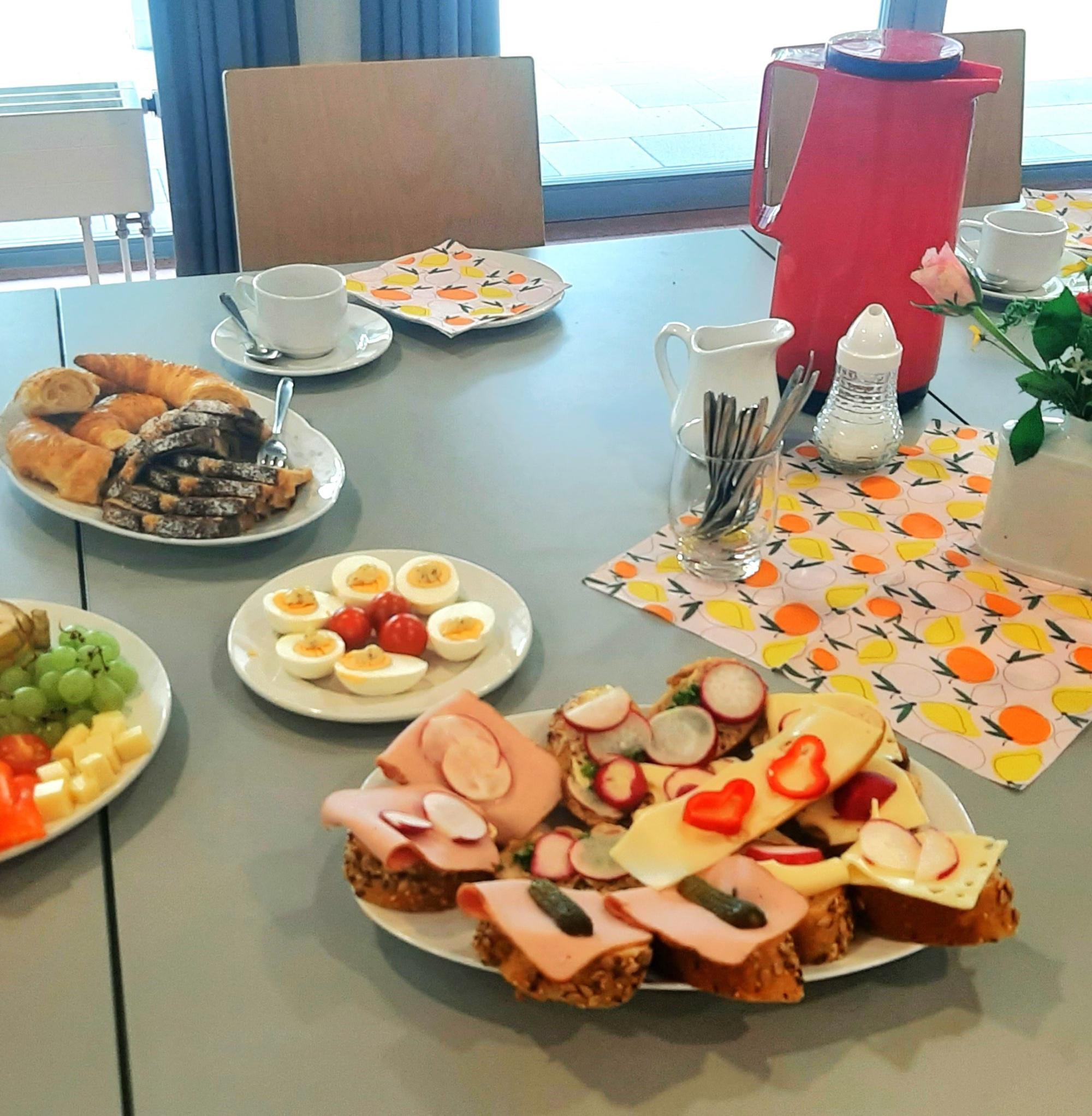 gedecker Frühstückstisch