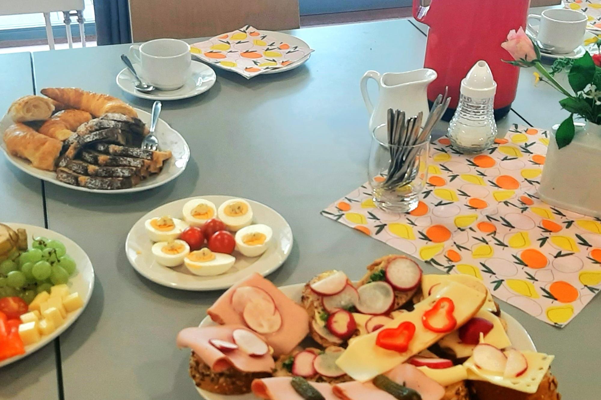 gedecker Frühstückstisch