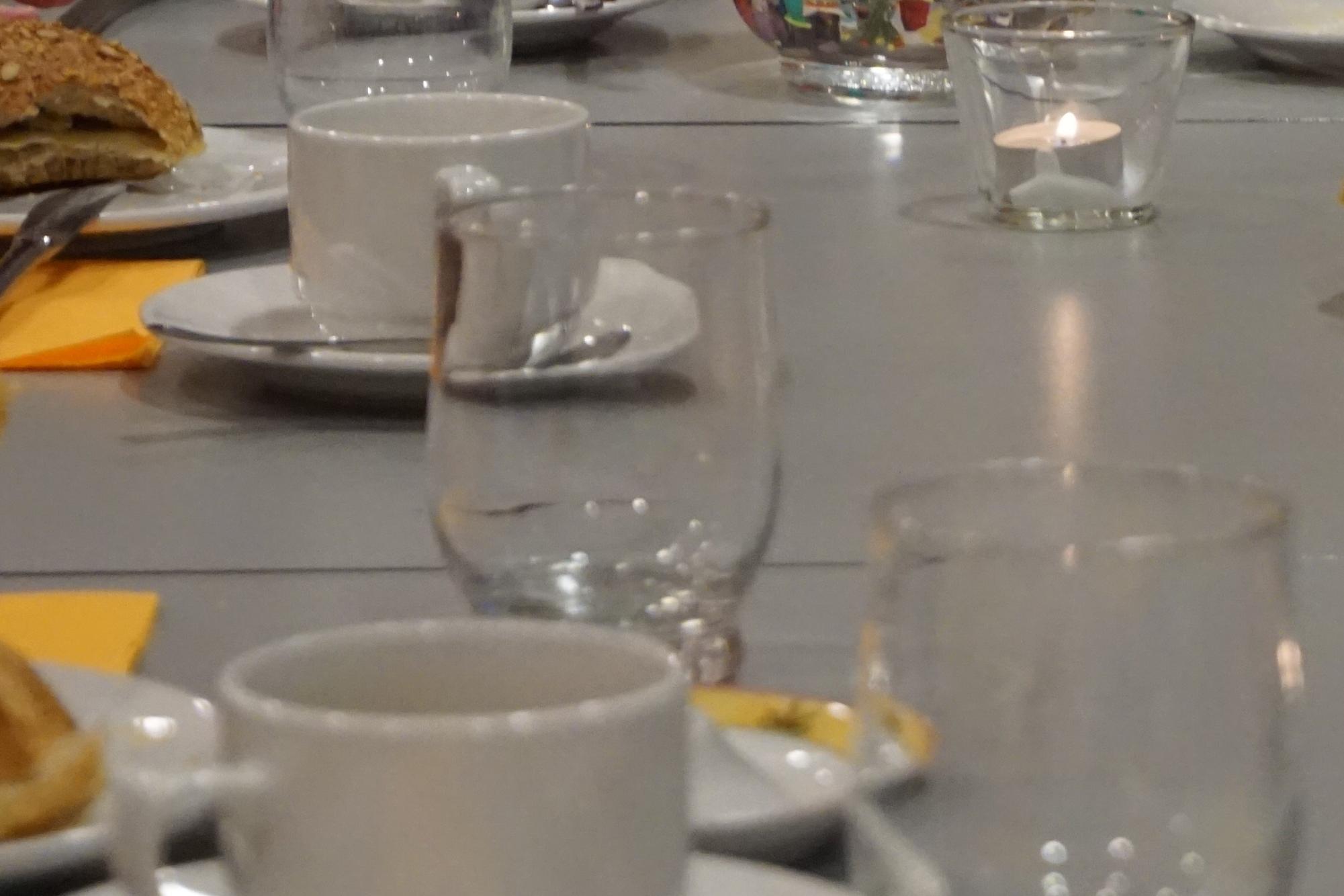 Kaffeetasse und Glas auf einem Tisch