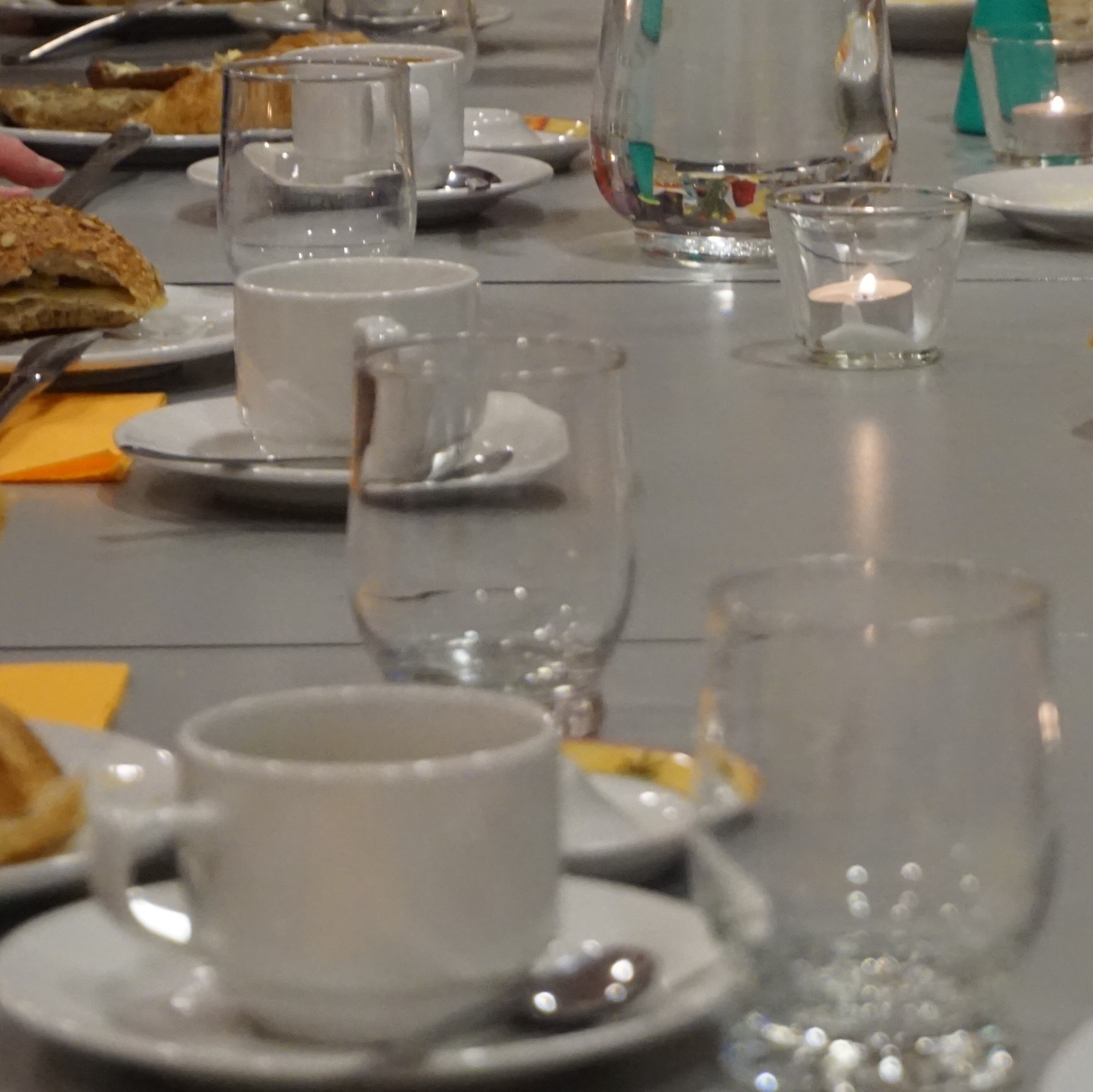 Kaffeetasse und Glas auf einem Tisch