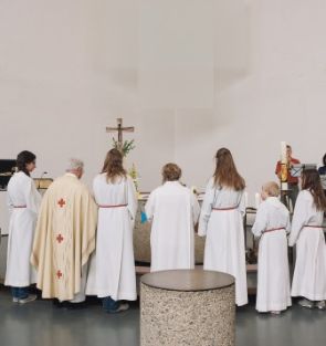 Ministranten an der Altarstufe