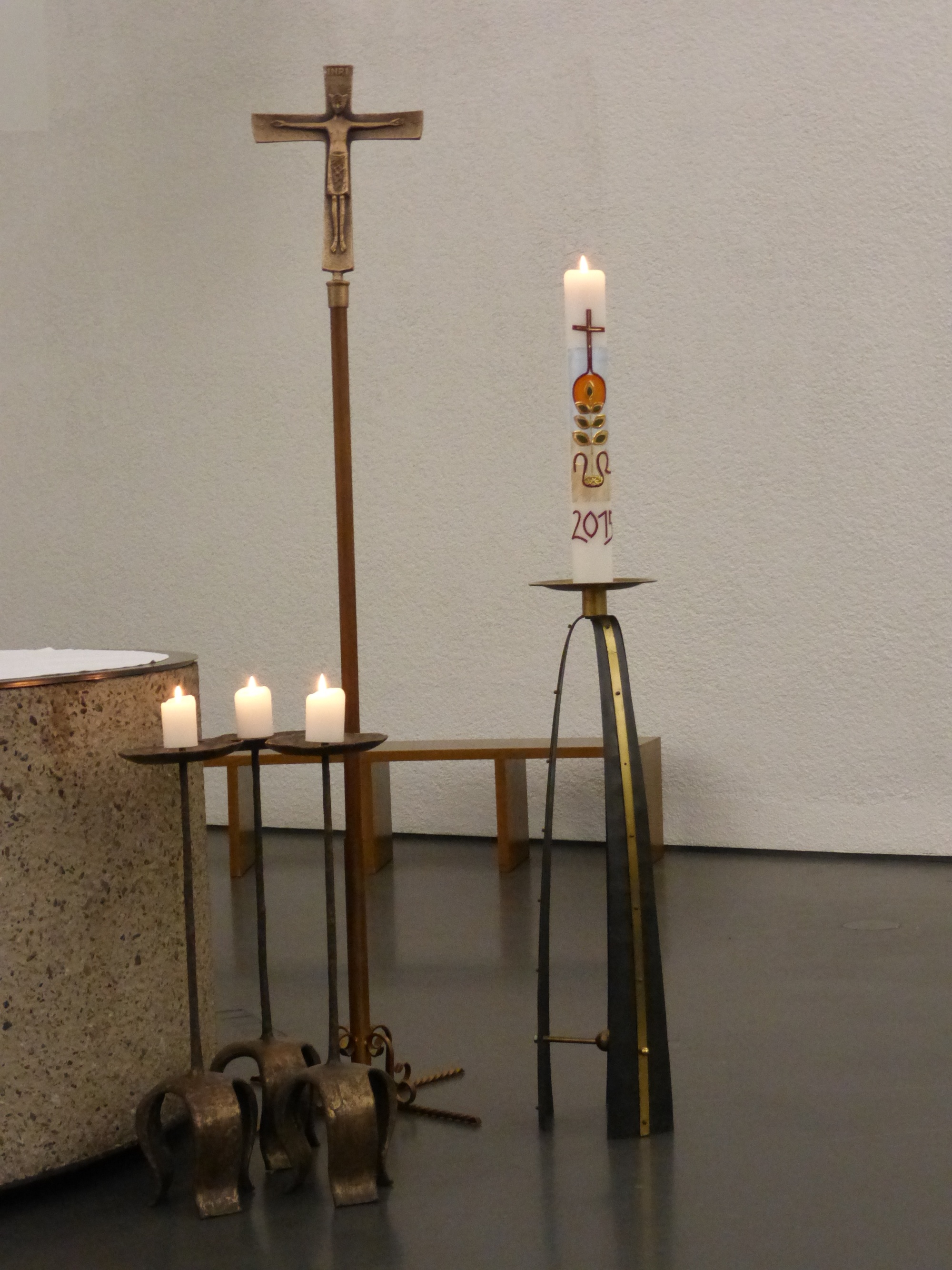 Osterkerze und Vortragekreuz