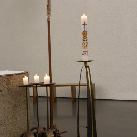 Osterkerze und Vortragekreuz