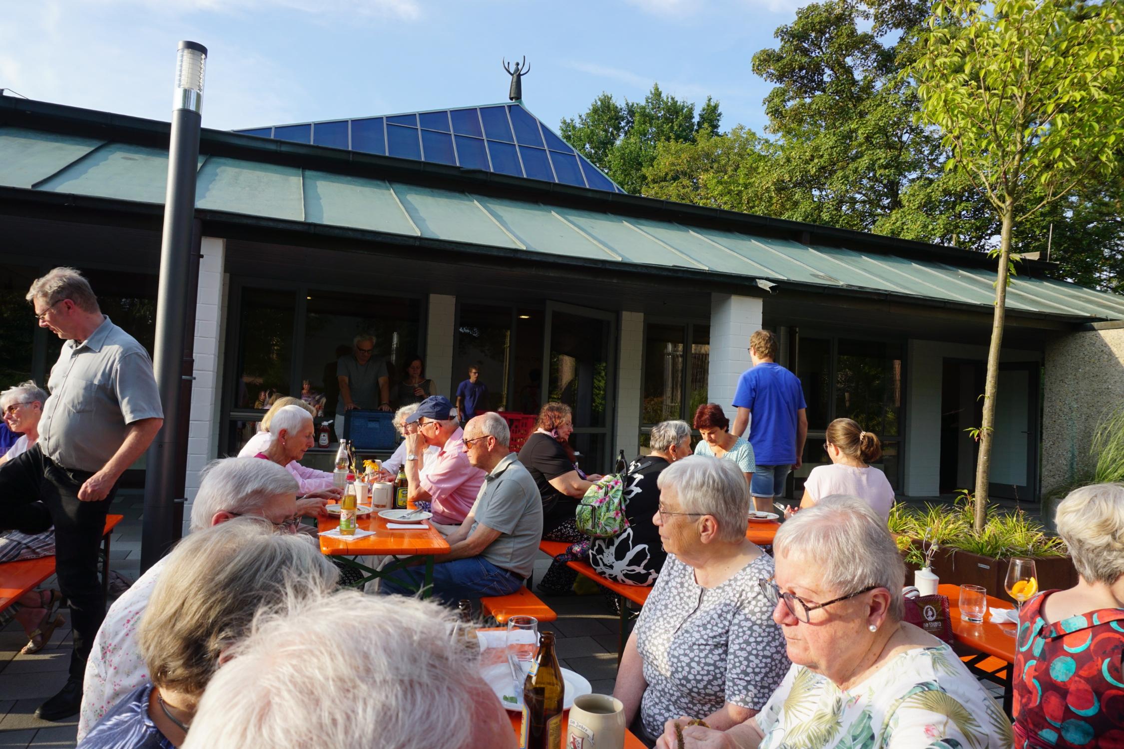 Sommerfest St. Theresia 2024 auf dem Kirchenvorplatz