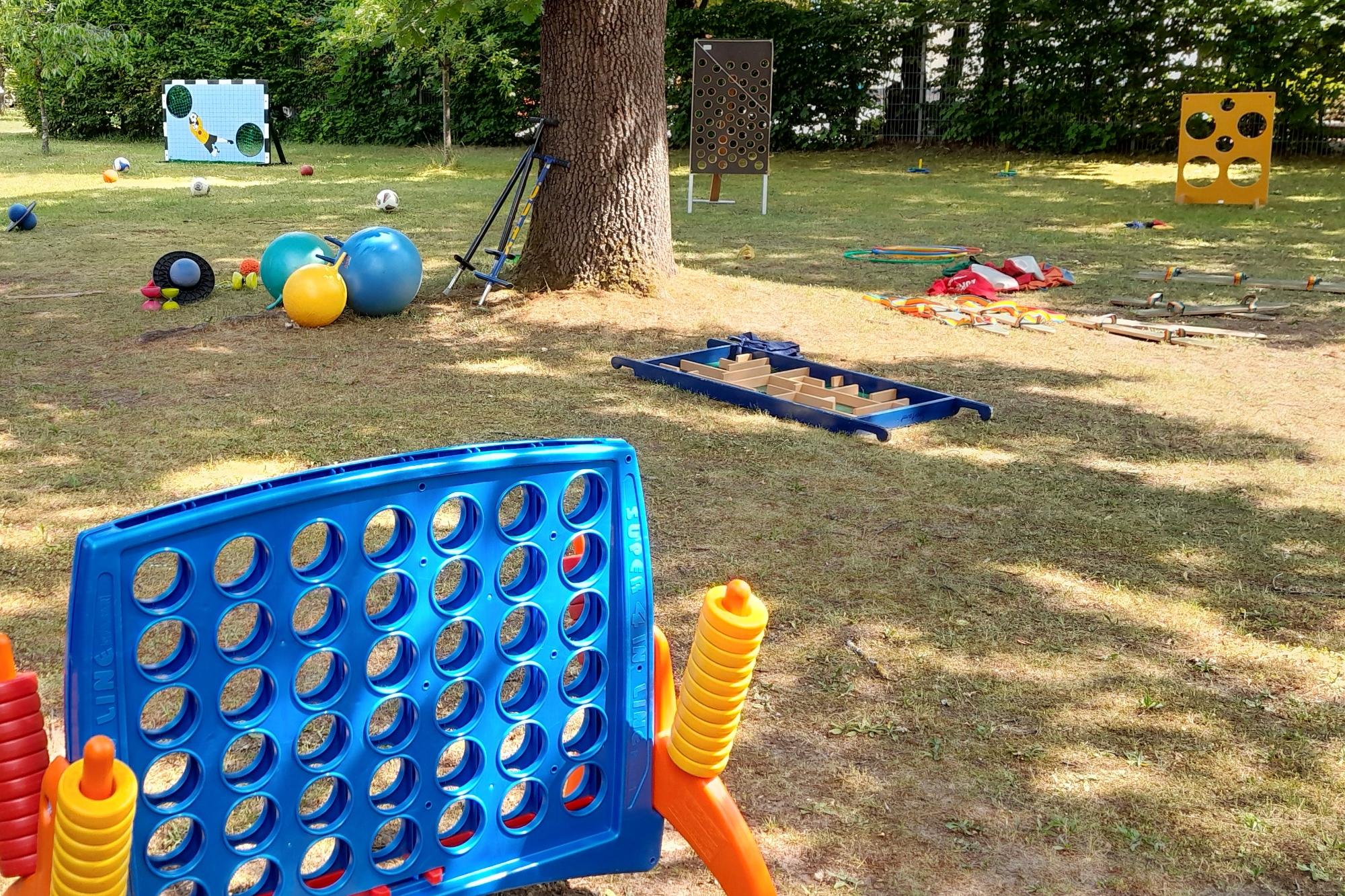verschiedene Spielangebote auf der Wiese von St. Theresia