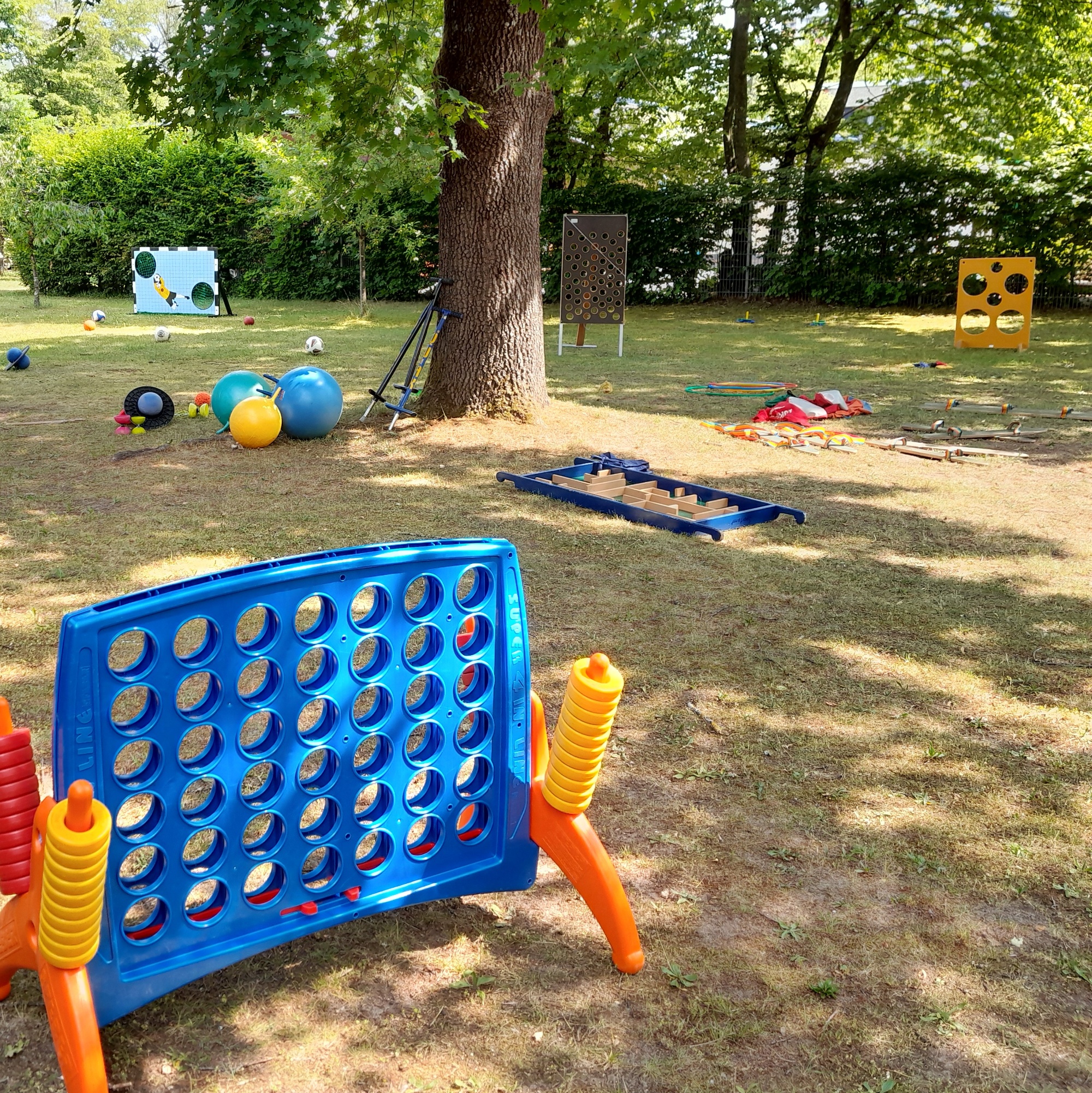 verschiedene Spielangebote auf der Wiese von St. Theresia