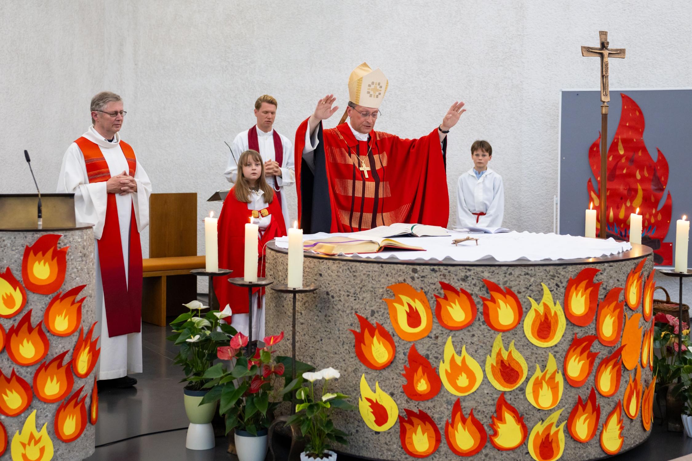 Firmung 2026 in St. Theresia Erlangen durch Erzbischof Herwig Gössl,  Entdecke das Feuer in dir