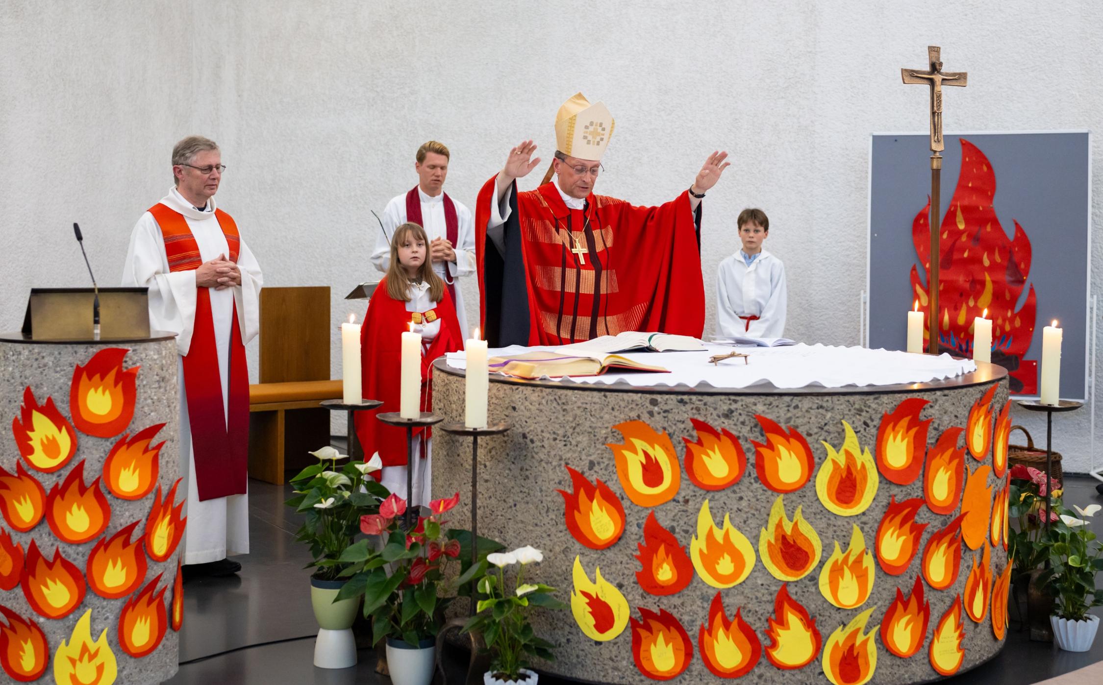 Firmung 2026 in St. Theresia Erlangen durch Erzbischof Herwig Gössl,  Entdecke das Feuer in dir