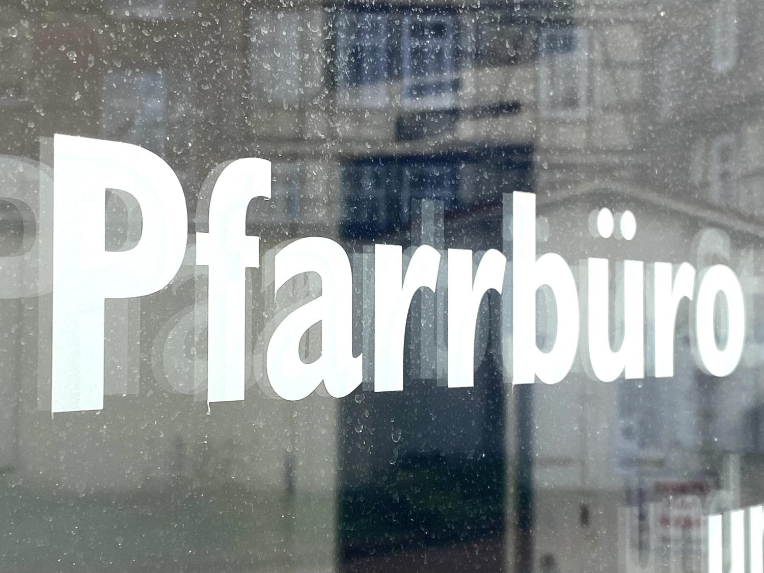 Eingangsschild Pfarrbüro