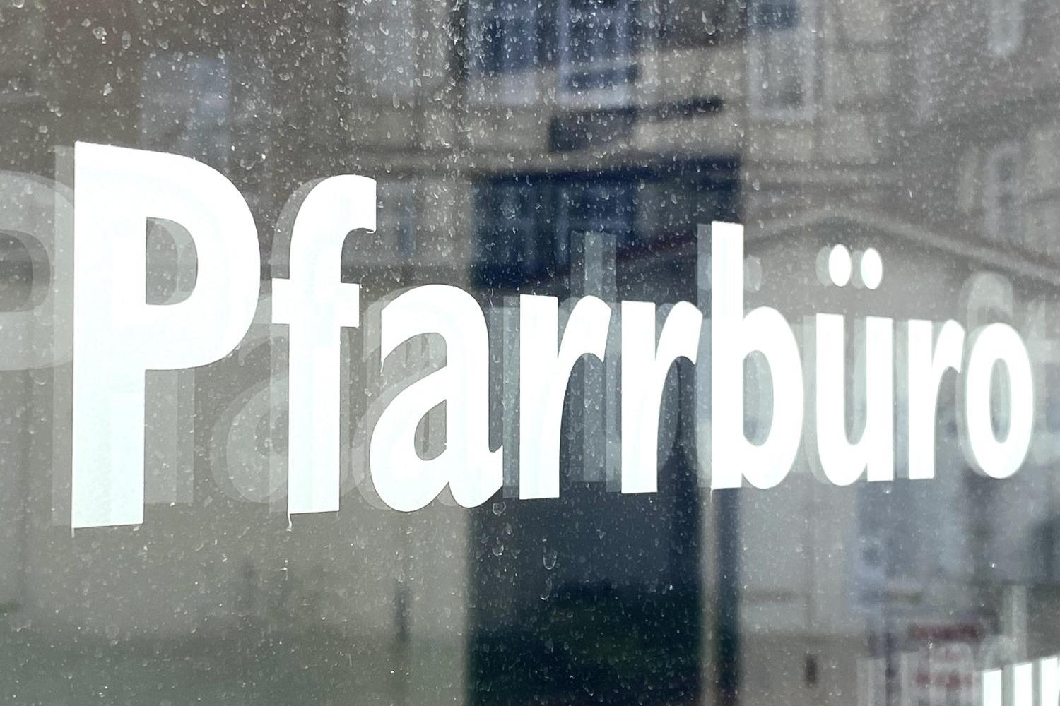 Eingangsschild Pfarrbüro